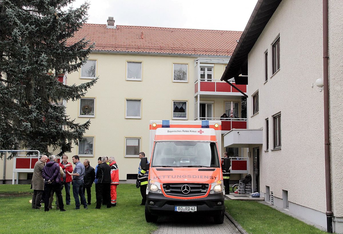 Una ambulancia espera afuera del edificio donde ocurrieron los hechos. (Foto Prensa Libre: AFP).