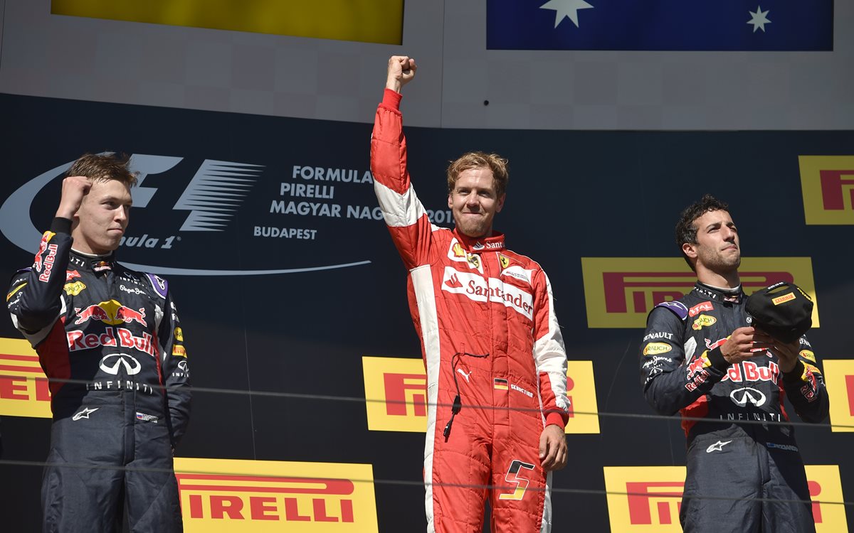 Vettel festeja en el podio junto a Daniil Kvyat y Daniel Ricciardo. (Foto Prensa Libre:AFP)