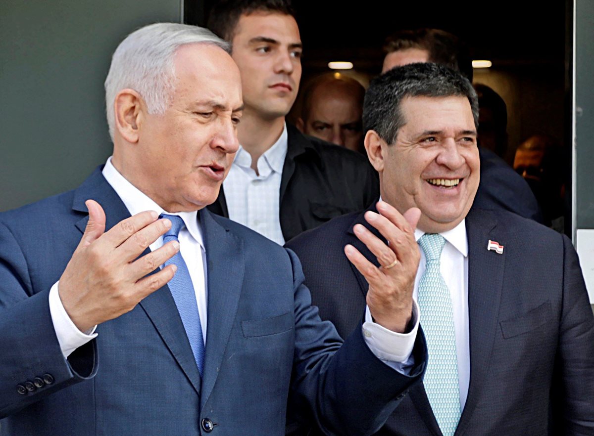 El presidente Horacio Cartes y el primer ministro israelí Benjamin Netanyahu durante la inauguración de la embajada del país sudamericano en Israel. (Foto Prensa Libre: EFE)