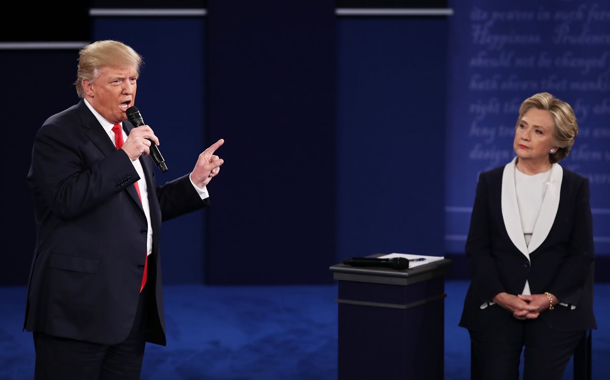 Trump amenazó con llevar a prisión a Clinton, por uso de correos privados. (Foto Prensa Libre: AP)