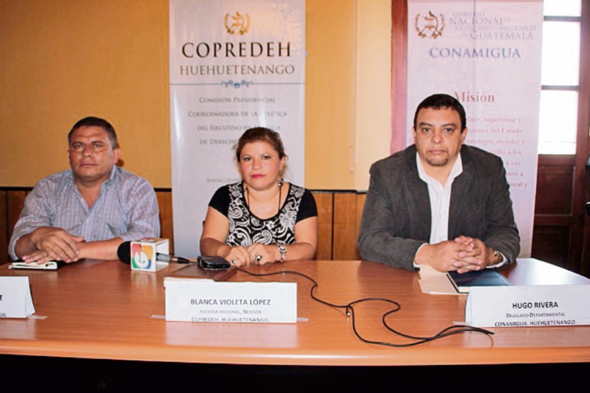 Delegados de organizaciones informan acerca de la oficina de atención al migrante, en Jacaltenango.