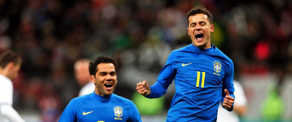 El jugador brasileño Philippe Coutinho (dcha) celebra con Dani Alves el gol conseguido durante el partido amistoso disputado ante Rusia. (Foto Prensa Libre: EFE)