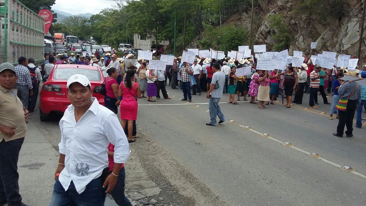 Automovilistas quedan atrapados en el bloqueo de la cabecera de Zacapa, efectuado por vecinos de Quezaltepeque, Chiquimula. (Foto Prensa Libre: Víctor Gomez)