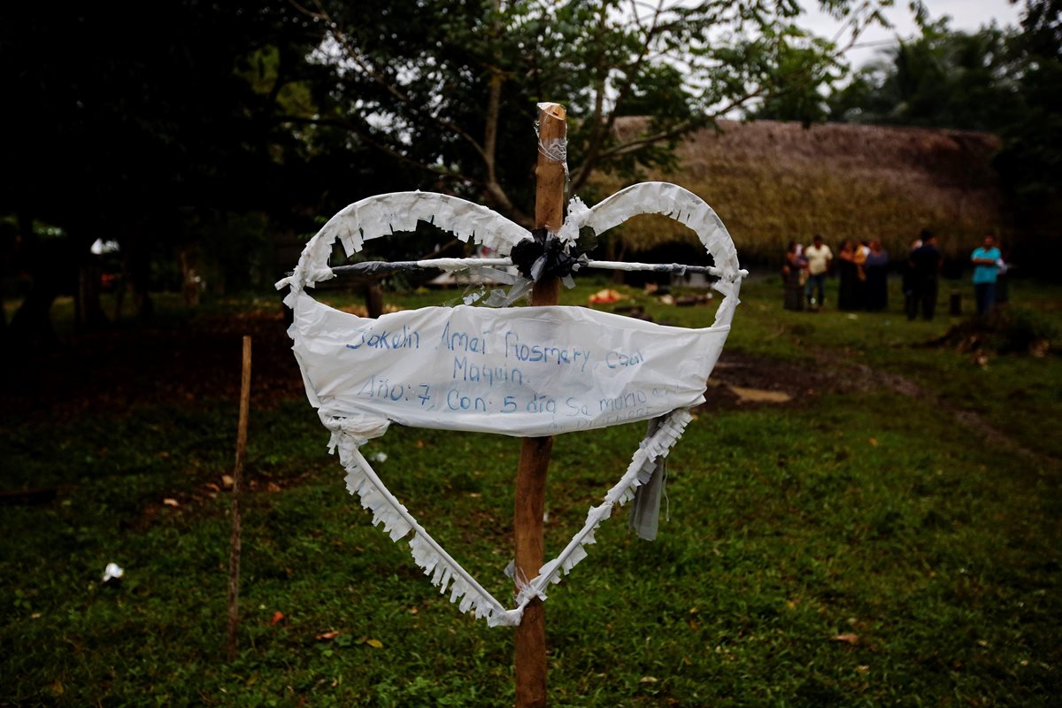En Raxruhá, la familia de Jakelin Caal colocó un corazón blanco sobre una cruz con el nombre y edad de la pequeña que murió en la custodia de la Patrulla Fronteriza de Estados Unidos. (Foto Prensa Libre: EFE)