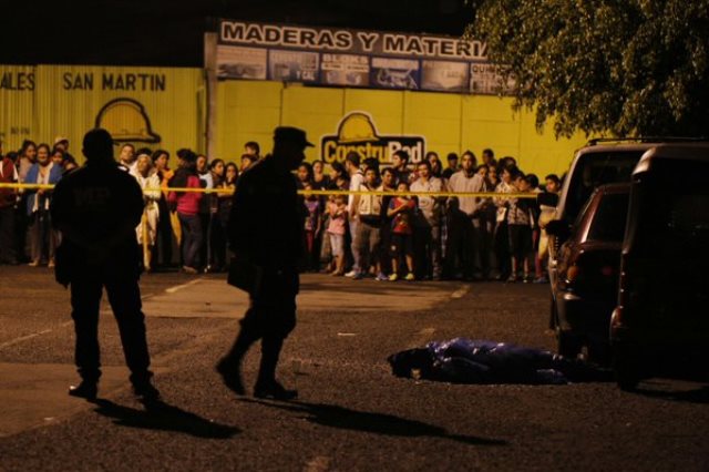 Autoridades recaban evidencias en el lugar donde fue ultimado Carlos Cisneros. (Foto Prensa Libre: Paulo Raquec)