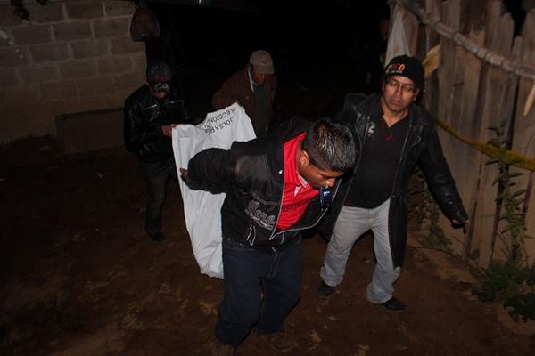 Autoridades trasladan el cadáver de Victoriana Chanchavac, quien fue encontrada en un temascal en Momostenango. (Foto Prensa Libre: Édgar Domínguez)