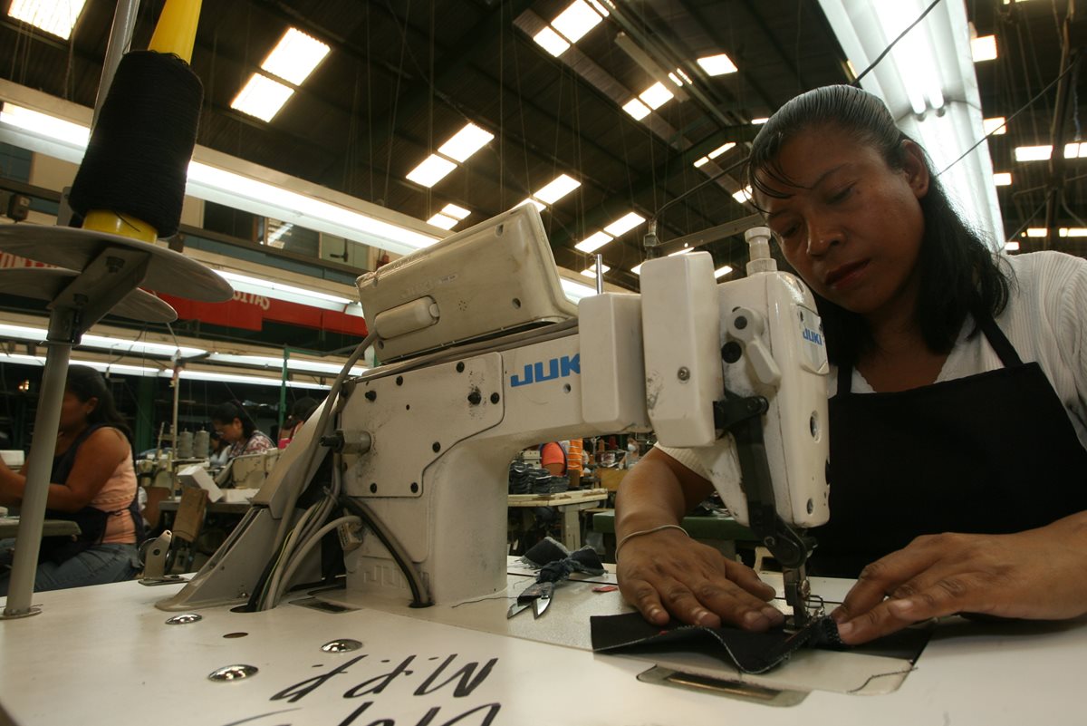 Diversas empresas que fabrican ropa y de sectores como minería, bebidas están bajó el régimen 29-89 (maquilas). (Foto, Prensa Libre: Hemeroteca PL).