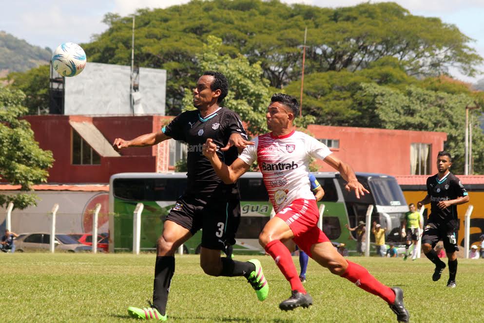 Albos y mitecos igualaron fuerzas en el estadio La Asunción. (Foto Prensa Libre: Hugo Oliva)