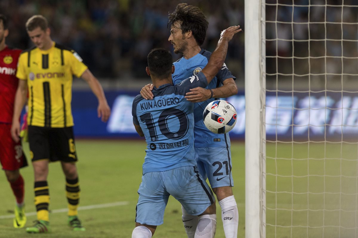 Sergio 'el Kun' Agüero celebra con su compañero David Silva tras marcarle un gol al Borussia Dortmund durante su partido de la International Champions Cup en el Centro Shenzhen Universiade de Shenzhen en China. (Foto Prensa Libre: EFE)