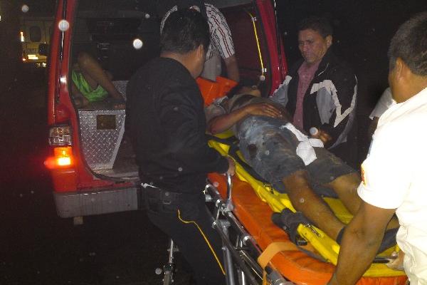 Hermanos son llevados al hospital.