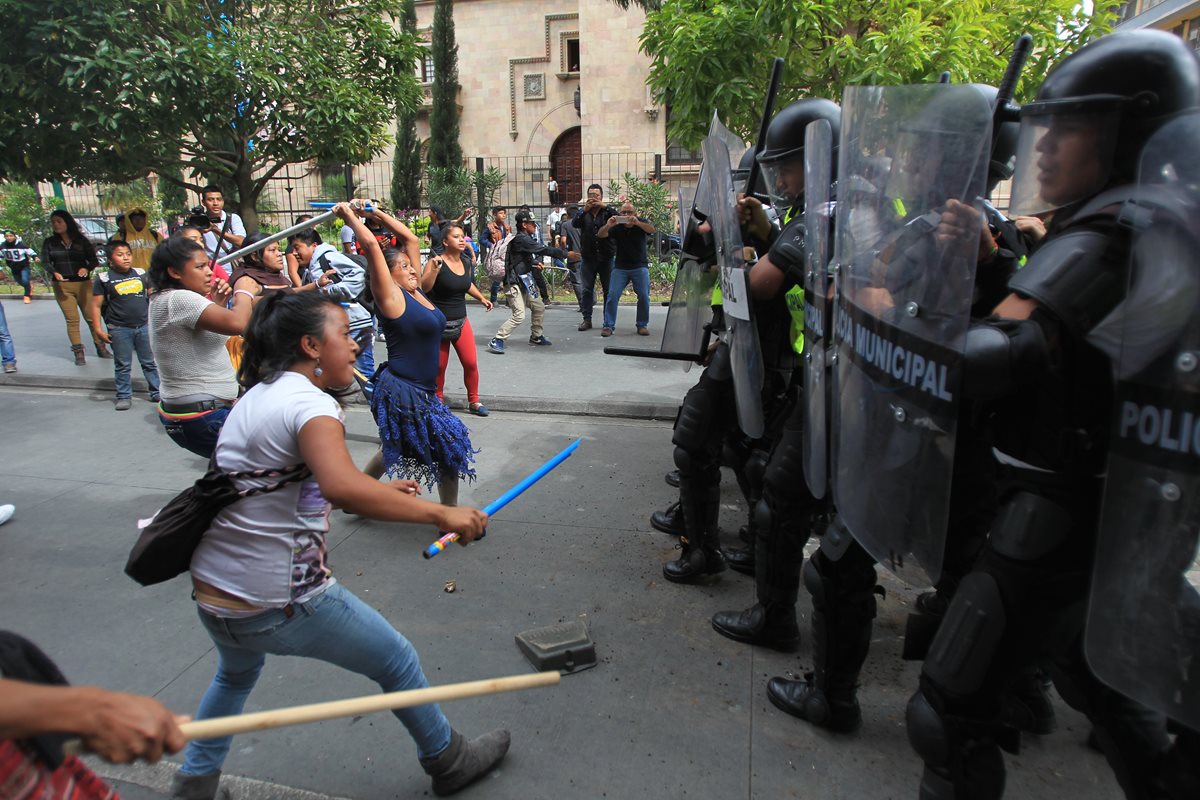 El pasado jueves un grupo de vendedores se enfrentaron con la Policía Municial por el intento de estos de desalojar a los locatarios del Paseo de la Sexta. (Foto Prensa Libre: Hemeroteca PL)