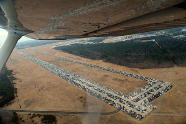 Miles de vehículos dañados por la tormenta "Sandy", temporalmente aparcados en el aeródromo de Calverton, el 9 de enero. (Foto Prensa Libre: AFP)