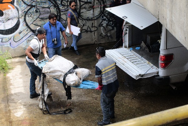 La Policía investiga en la escena del crimen en Carabalí, Acapulco,México. (Foto Prensa Libre: AFP)