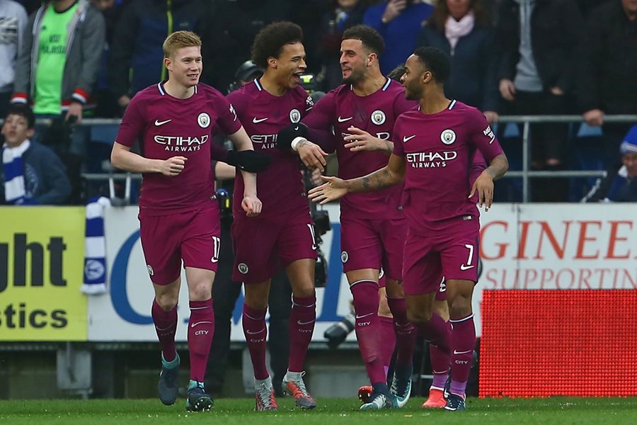 Kevin De Bruyne festeja con sus compañeros luego de anotar el gol que abrió el marcador frente al Cardiff. (Foto Prensa Libre: AFP)