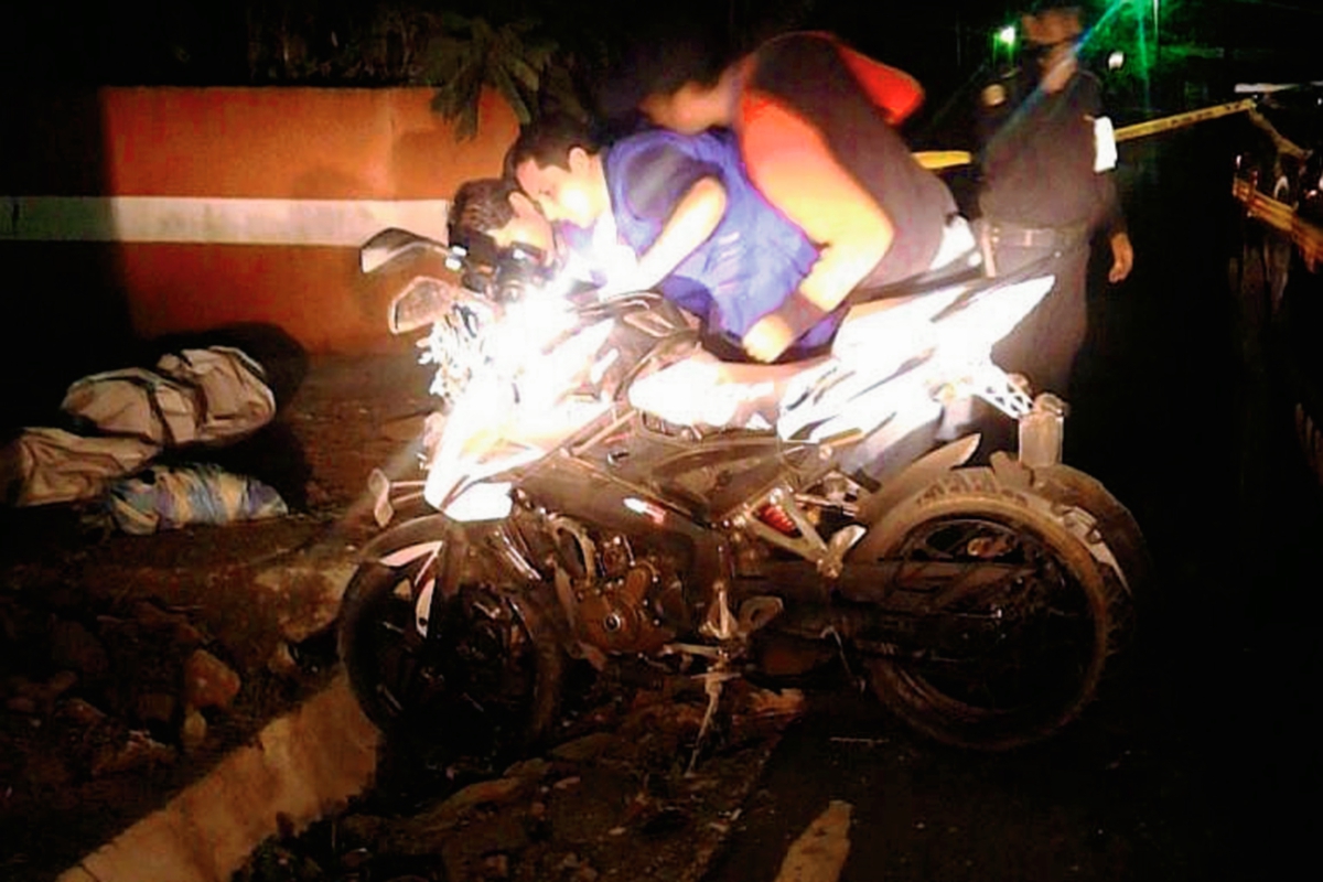 Un agente  de la PNC murió y dos resultaron heridos en un accidente de tránsito en Catarina, San Marcos. (Foto Prensa Libre: Aroldo Marroquín)