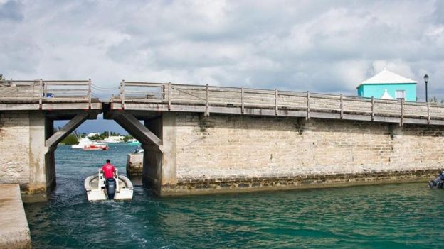 Los 56 centímetros de apertura del puente bastan para que pase el mástil de un velero. ALAMY