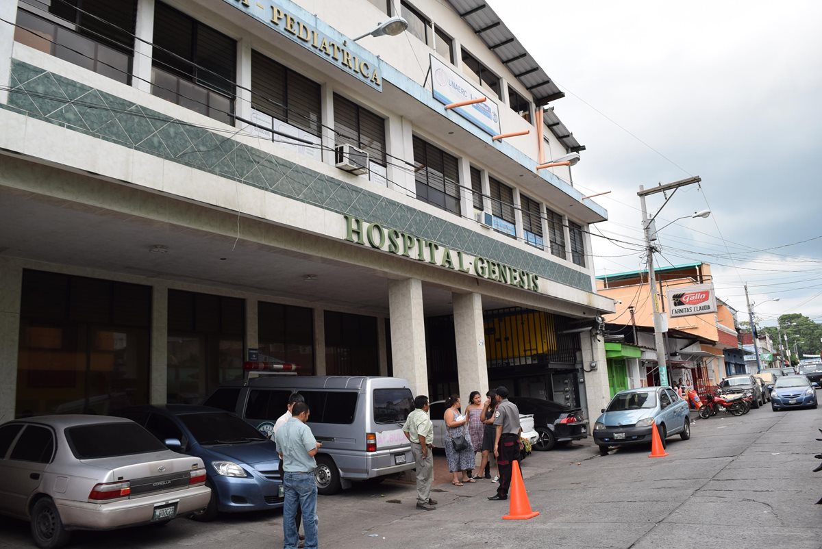 Hospital privado en la cabecera de Escuintla, a donde fueron trasladados los dos heridos. (Foto Prensa Libre: Enrique Paredes)