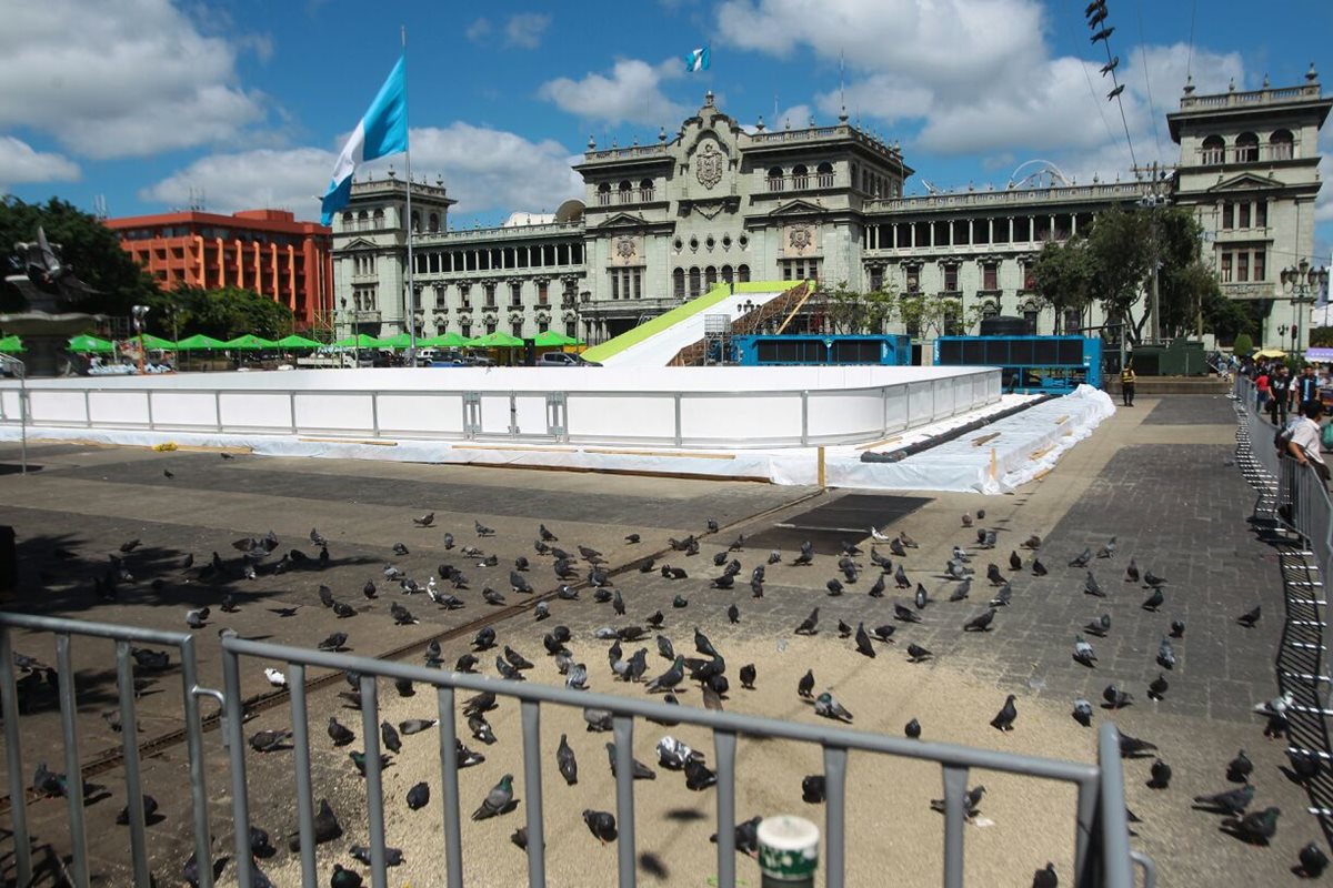 Trabajadores municipales trabajan en la instalación del Festival Navideño en el Parque Central. (Foto Prensa Libre: Álvaro Interiano)