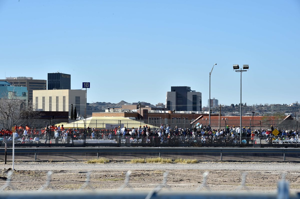 Decenas de personas del lado estadounidense de la frontera saluda al Papa. (Foto Prensa Libre: AP).