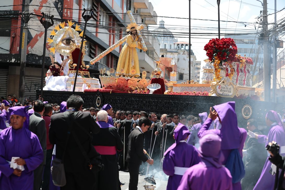 Imagen de Jesús Nazareno de la Indulgencia del Beatario de Belén a su paso por la 13 calle y 9 avenida de la zona 1 de la capital. (Foto Prensa Libre: Álvaro Interiano).