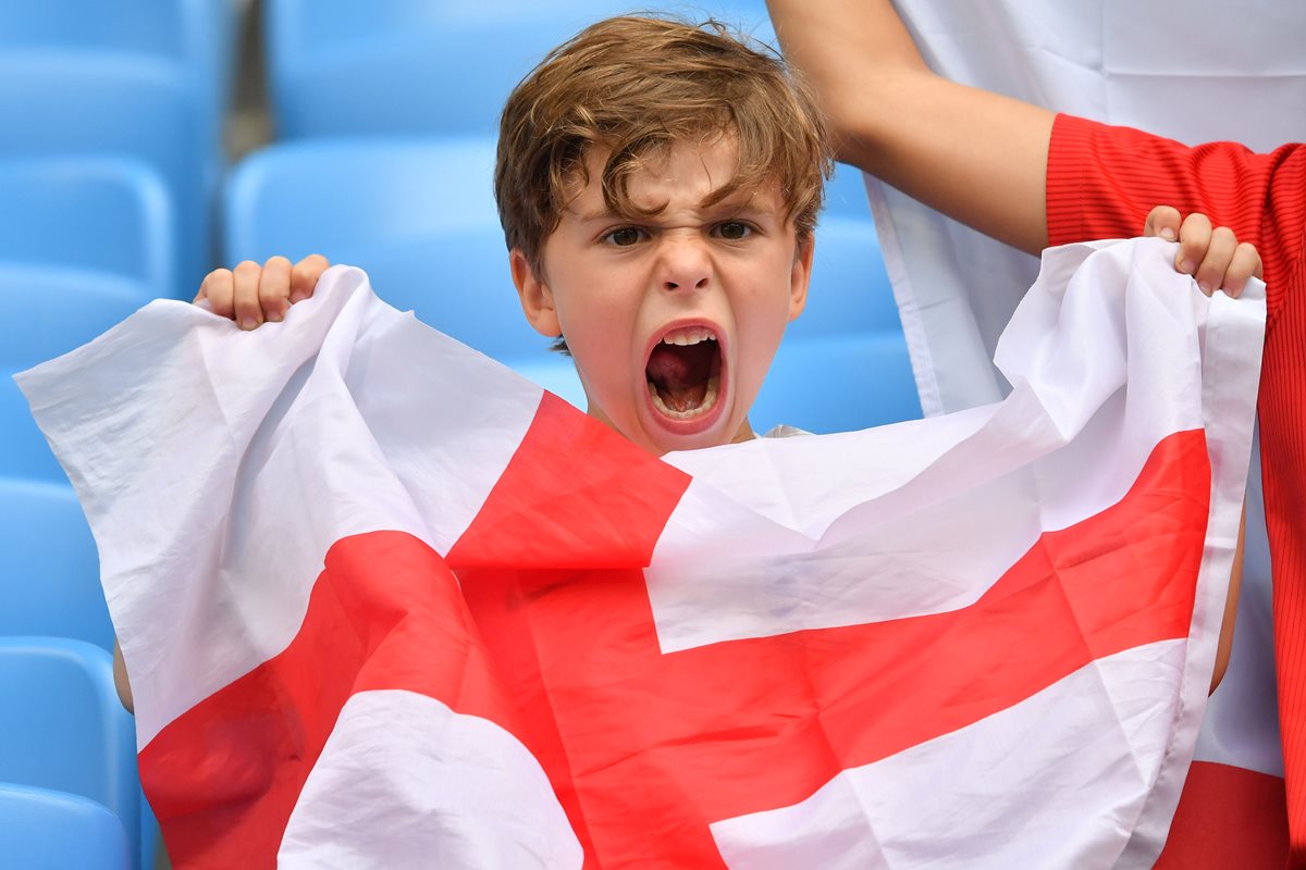 Un pequeño aficionado inglés celebra uno de los goles contra Suecia. (Foto Prensa Libre: AFP).