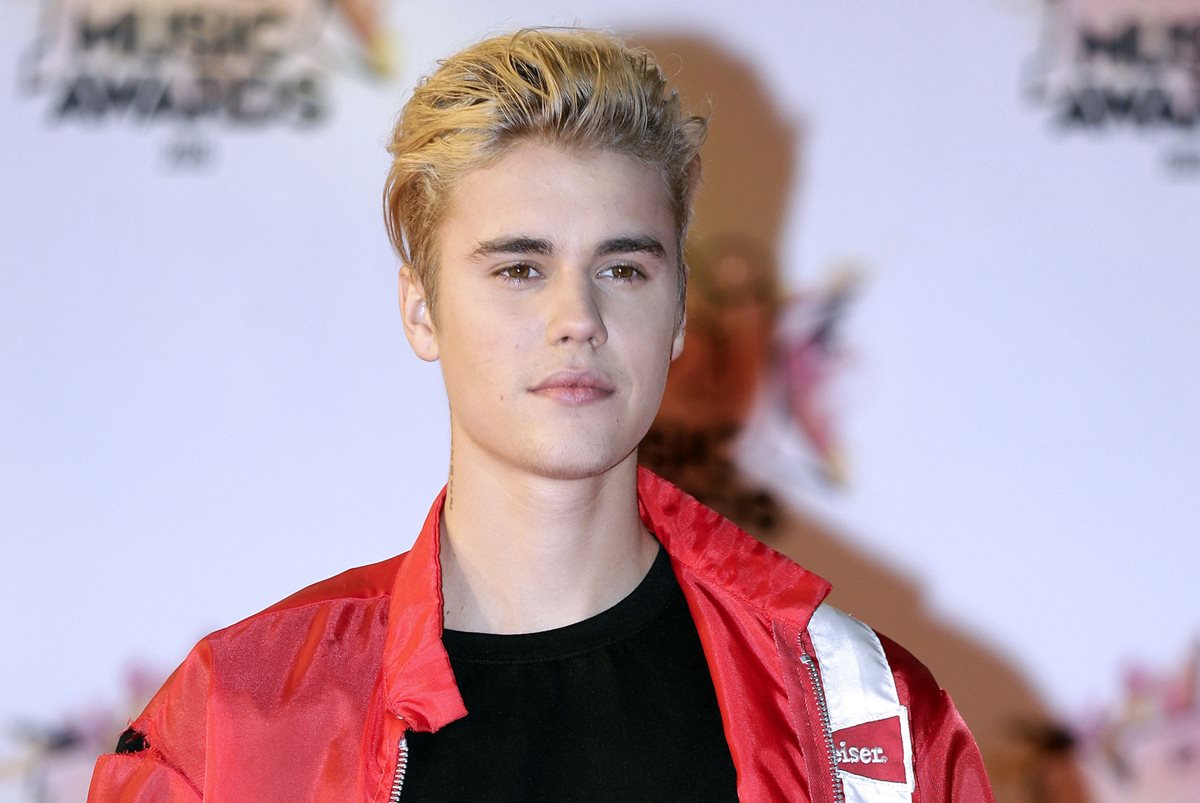 Justin Bieber sorprendió a unos visitante de un bar con un concierto improvisado. (Foto Prensa Libre: AP)