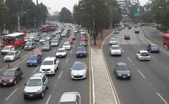 Uno de los ejes ayudaría a descongestionar el tránsito vehicular de la calzada Roosevelt hacia El Trébol. (Foto Prensa Libre: Hemeroteca PL)