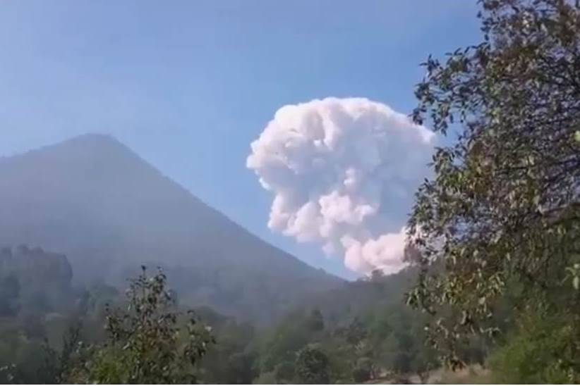 Volcán Santiaguito lanza humo y ceniza sobre comunidades cercanas, en Quetzaltenango y Retalhuleu. (Foto Prensa Libre: Twitter Adolfo Sac)