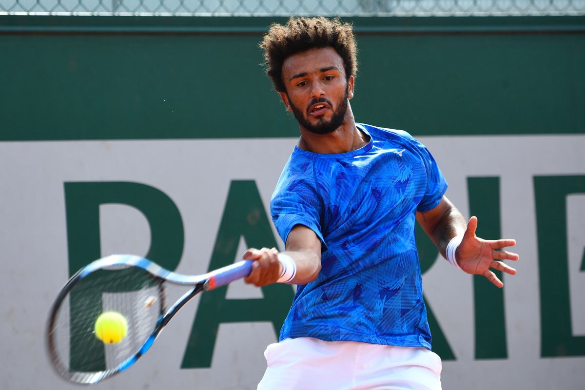 El tenista Maxime Hamou fue expulsado del Roland Garros por su comportamiento inadecuado con una periodista. (Foto Prensa Libre: AFP)