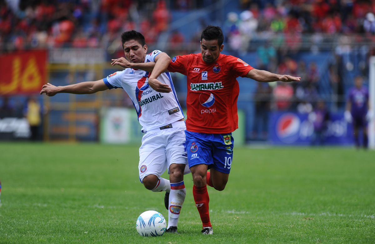 Alexis Matta y Brandon de León luchan por el balón. (Foto Prensa Libre: Francisco Sánchez)