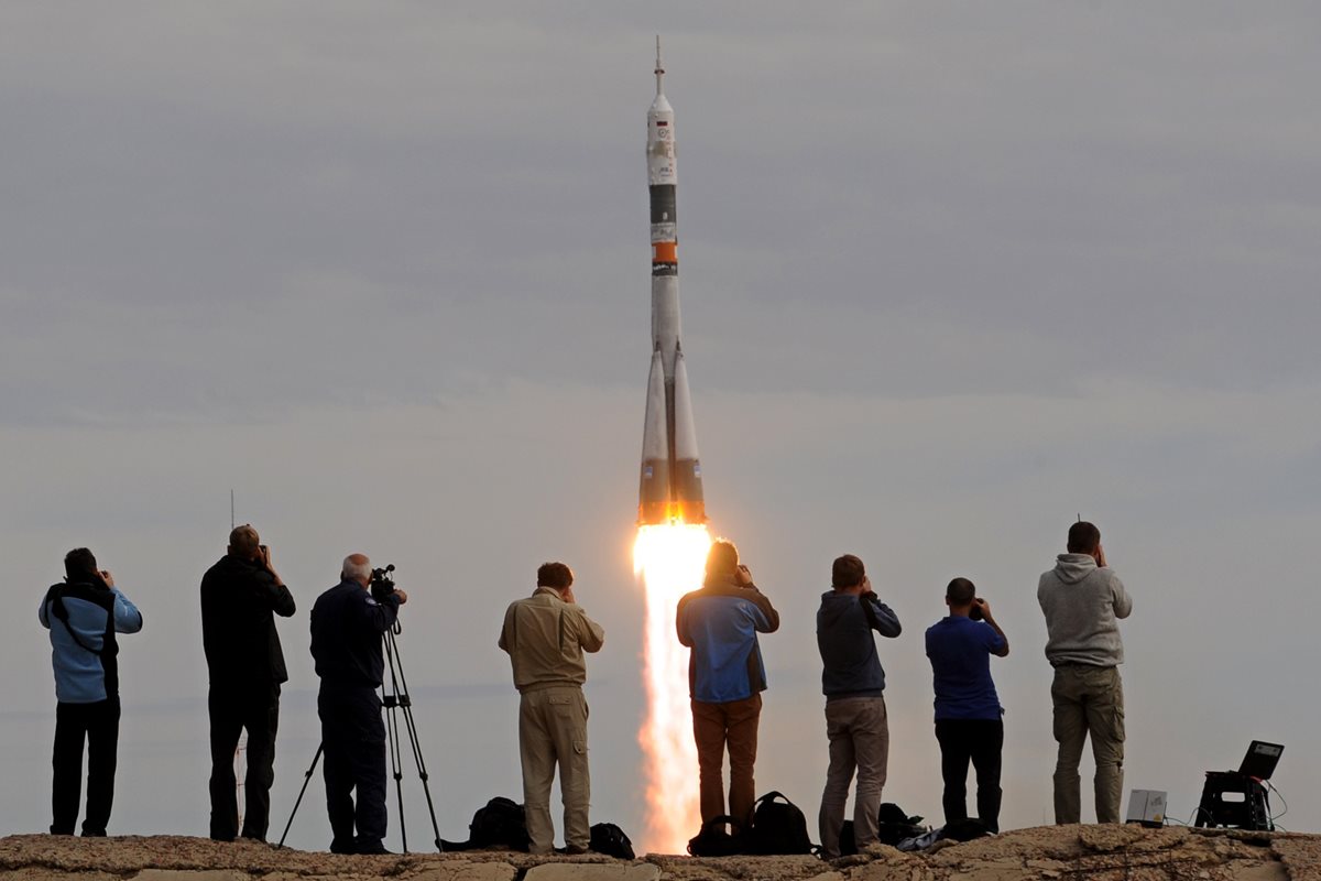 <em>Los tres hombres llegarán a la estación orbital el viernes tras un vuelo de dos días por el espacio. (Foto Prensa Libre: AFP).</em>