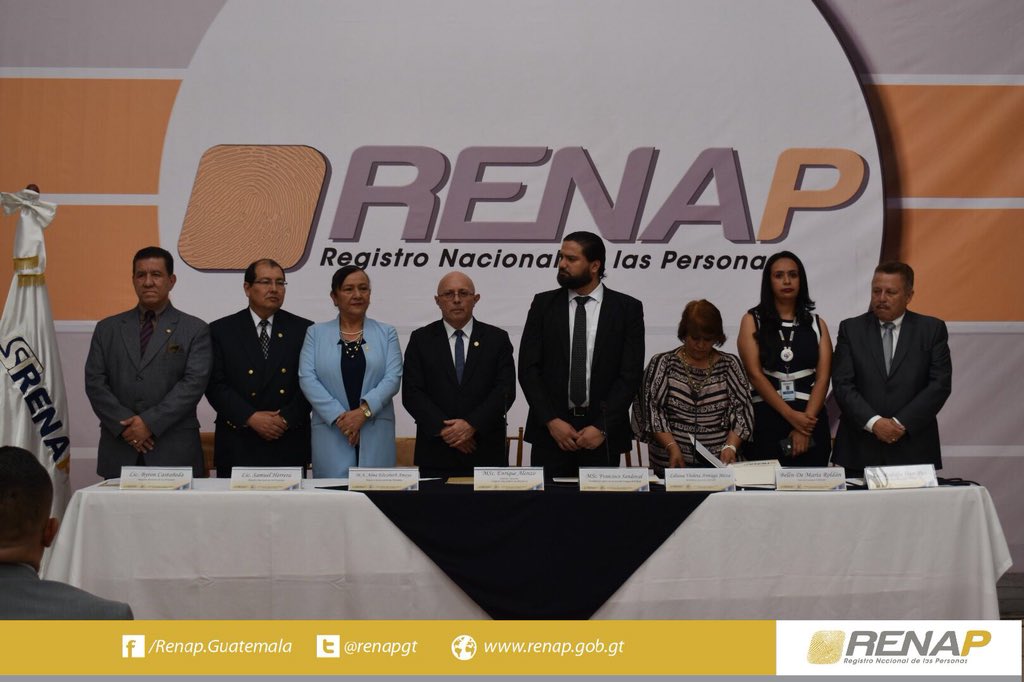 Autoridades del Renap firman nuevo pacto colectivo. (Foto Prensa Libre: Renap)