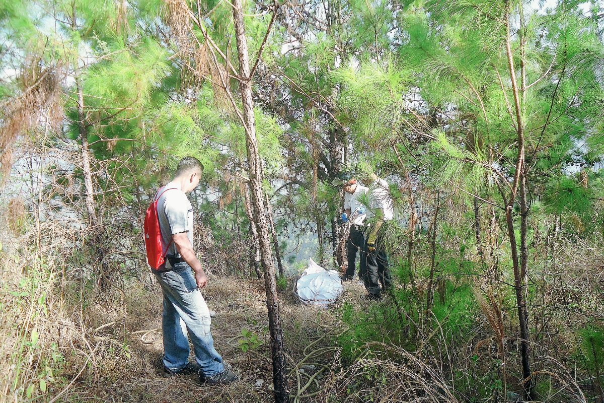 Socorristas observan el cadáver de José Javier Mota, quien murió en un accidente de tránsito en Chiquimula. (Foto Prensa Libre: Edwin Paxtor)