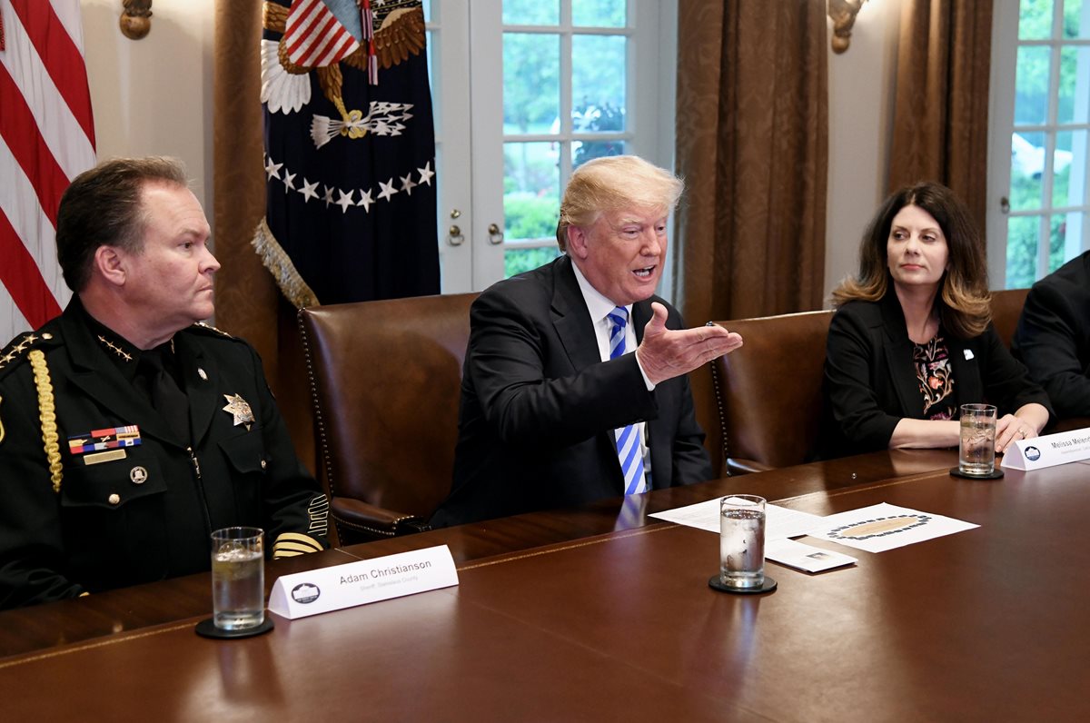 Trump (centro) habla durante una reunión con líderes y funcionarios públicos de California. (Foto Prensa Libre:EFE).