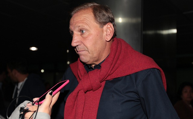 El técnico de Municipal Enzo Trossero, al momento de llegar al Aeropuerto Internacional La Aurora. (Foto Prensa Libre: Jeniffer Gómez).