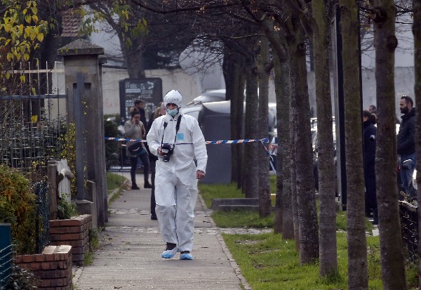 Un policía investiga el ataque a un profesor en una escuela de Francia. (Foto Prensa Libre: AP)
