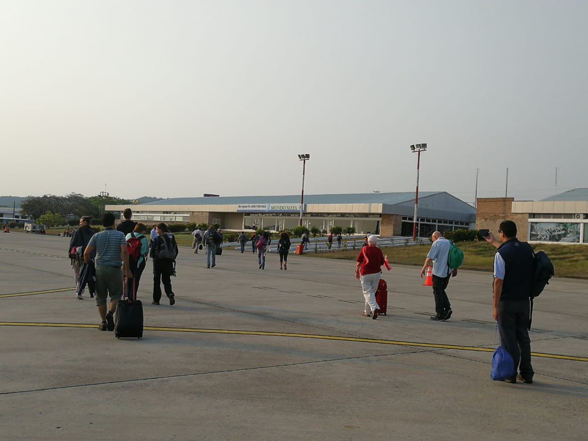 Decenas de turistas llegan cada día a Petén vía aérea, por lo que la suspensión del servicio de energía eléctrica representaría una complicación para ese sector. (Foto Prensa Libre: César Pérez Marroquín)