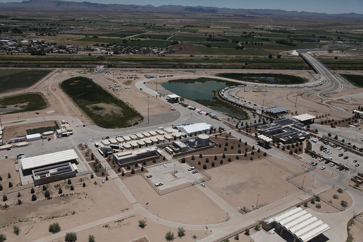 Albergue para niños migrantes separados de sus padres cerca de la frontera con México, en Tornillo, Texas. (Foto Prensa Libre: AFP)