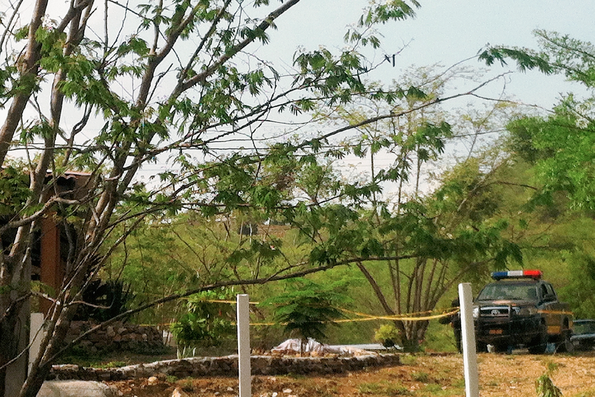 El cadáver de Jorge Mario Paredes Díaz quedó tendido cerca de la entrada de su vivienda, en la finca El Tule, Ipala, Chiquimula. (Foto Prensa Libre: Edwin Paxtor)