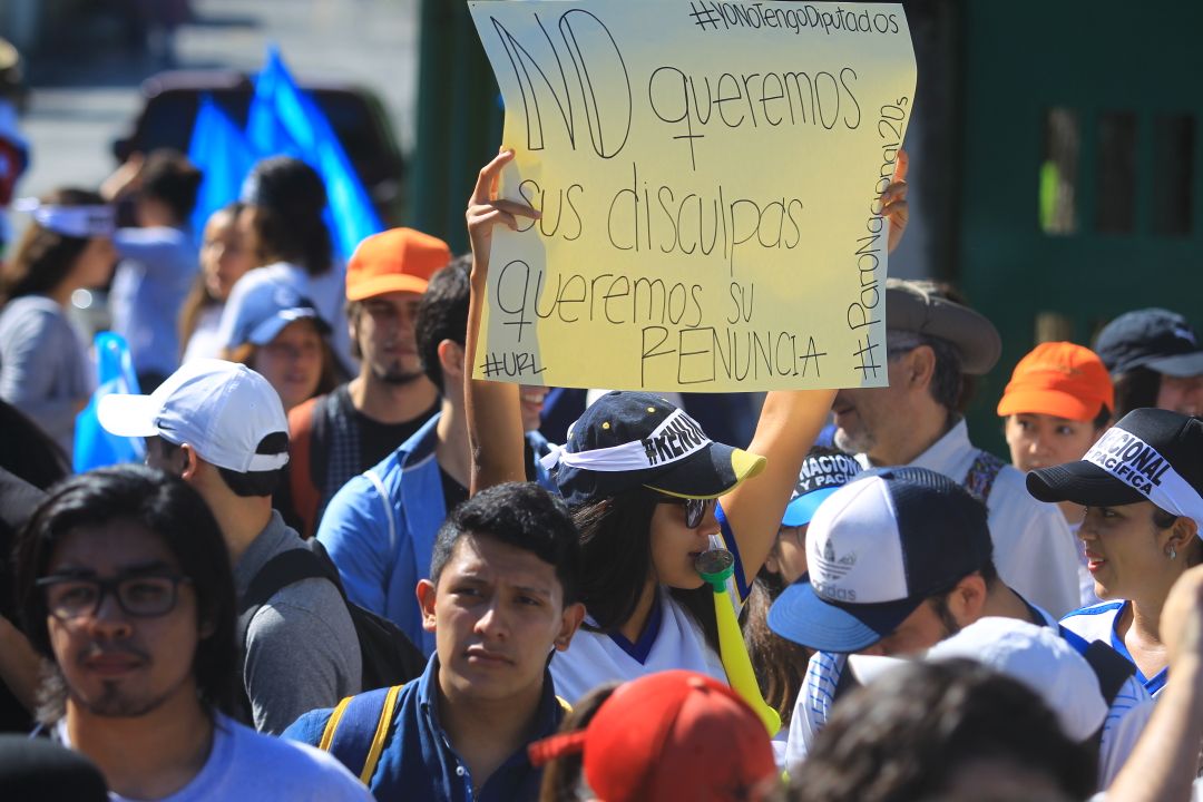 Los manifestantes portan varios mensajes contra la corrupción y la impunidad.