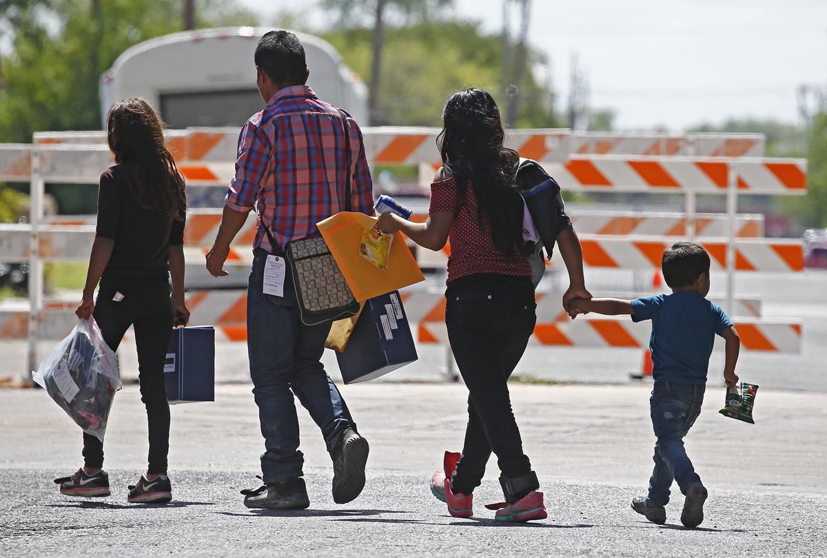 Miles de familias  llegan todos los años desde Centroamérica a EE. UU.  con sus hijos, con la intención de recibir asilo y trabajar. (Foto Prensa Libre: Hemeroteca PL)