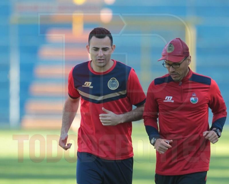 Marco Pablo Pappa entrena en el estadio Manuel Felipe Carrera junto al Iván Castillo, preparador físico de los rojos. (Foto Prensa Libre: Norvin Mendoza)