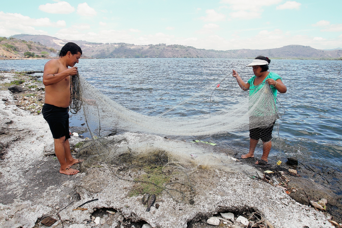 El lago de Amatitlán aun sirve como fuente de trabajo para los vecinos ( Foto Prensa Libre: Hemeroteca PL)