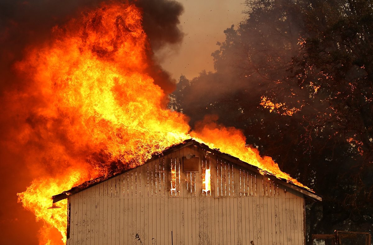 Una casa se quema en un área de Lakeport, California. (AFP)