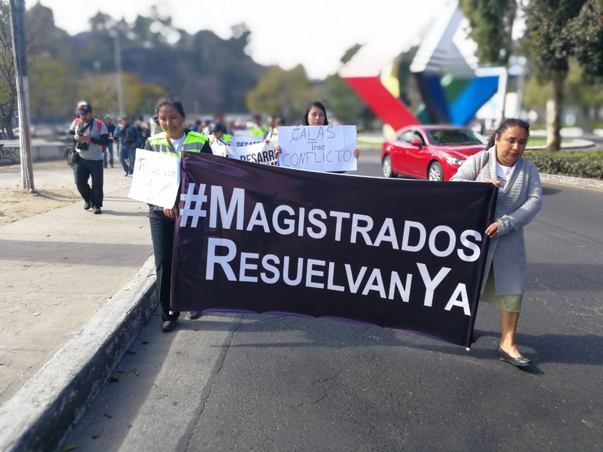 Entre los participantes de una marcha a favor de la Minera San Rafael se encuentran extrabajadores de la empresa, quienes se dirigen a la CC. (Foto Prensa Libre: Carlos Hernández)