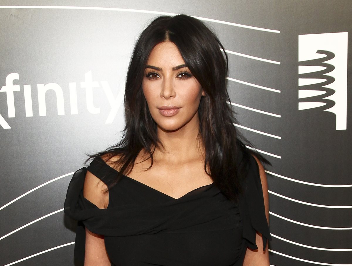 La socialité Kim Kardashian declaró ante la policía cómo había sido el robo que sufrió en Francia. (Foto Prensa Libre: AP).