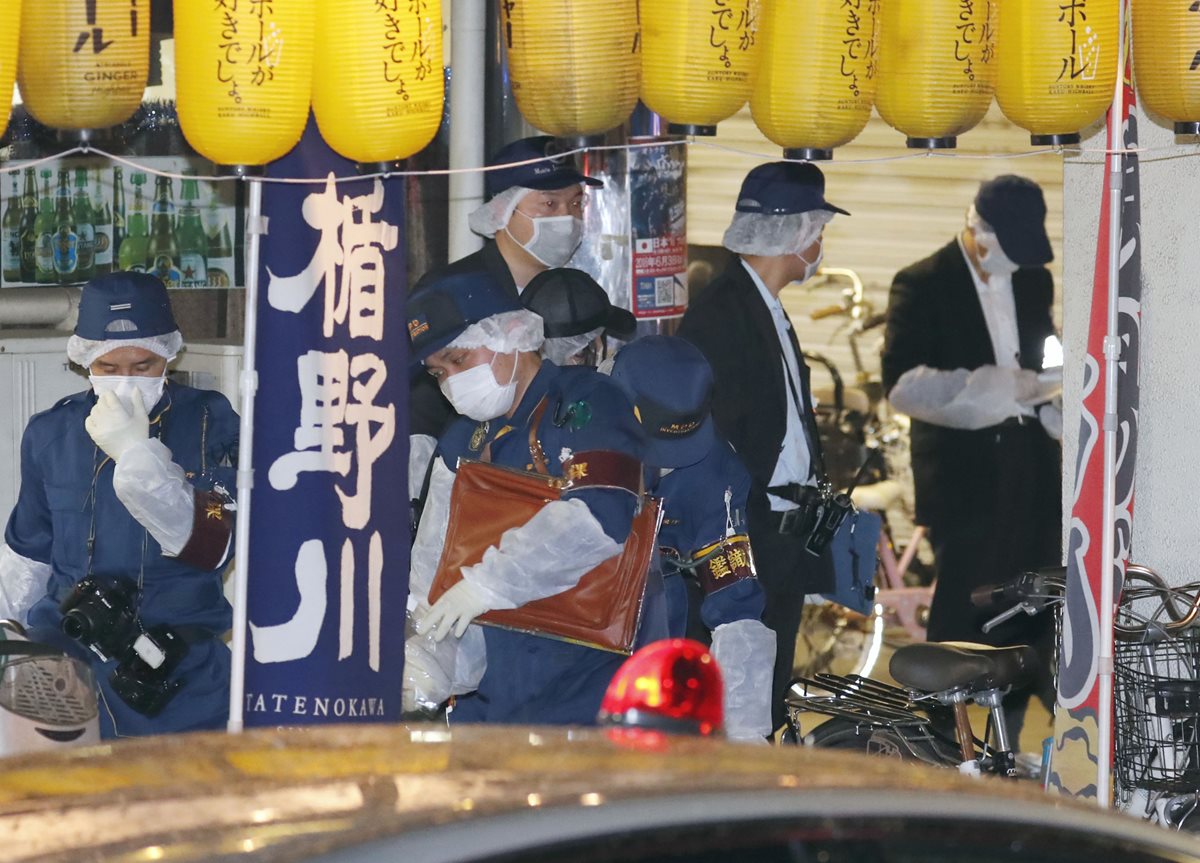 Investigadores recaban evidencias en el lugar donde la artista pop, Mayu Tomita, fue acuchillada. (Foto Prensa Libre: AP).