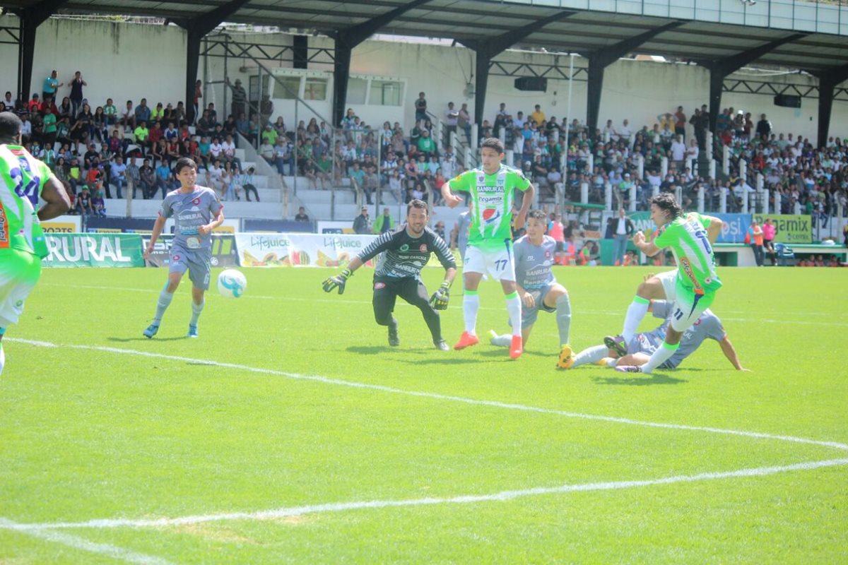 Agustín Herrera y Jairo Arreola guiaron el triunfo de Antigua GFC frente a Carchá. (Foto Prensa Libre: Miguel López)