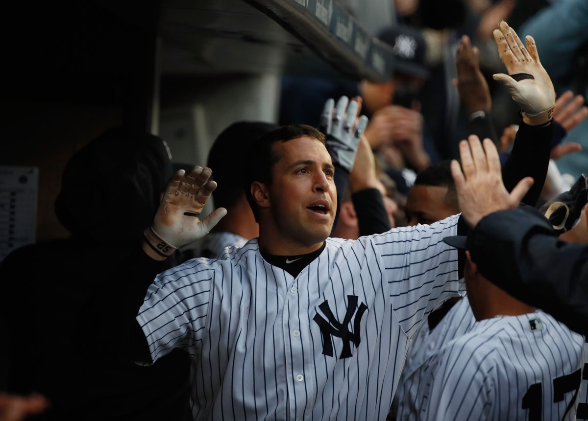 Mark Teixeira es felicitado por sus compañeros luego del partido. (Foto Prensa Libre: AFP)