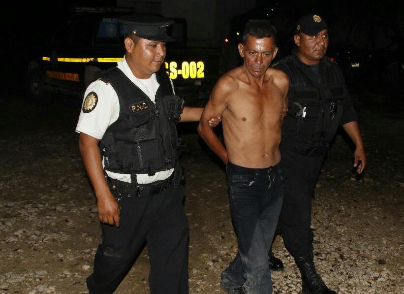 Momento en que agentes de la PNC rescatan de la turba a Alfredo León Corado, 42. (Foto Prensa Libre: Rigoberto Escobar).